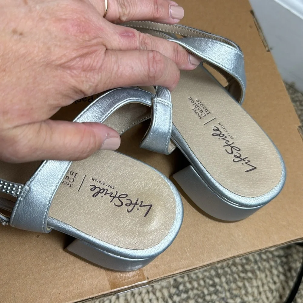 NWOT - Lifestride Womens Joy Strappy Sandal, Silver, Size 8.5W - Picture 13 of 16